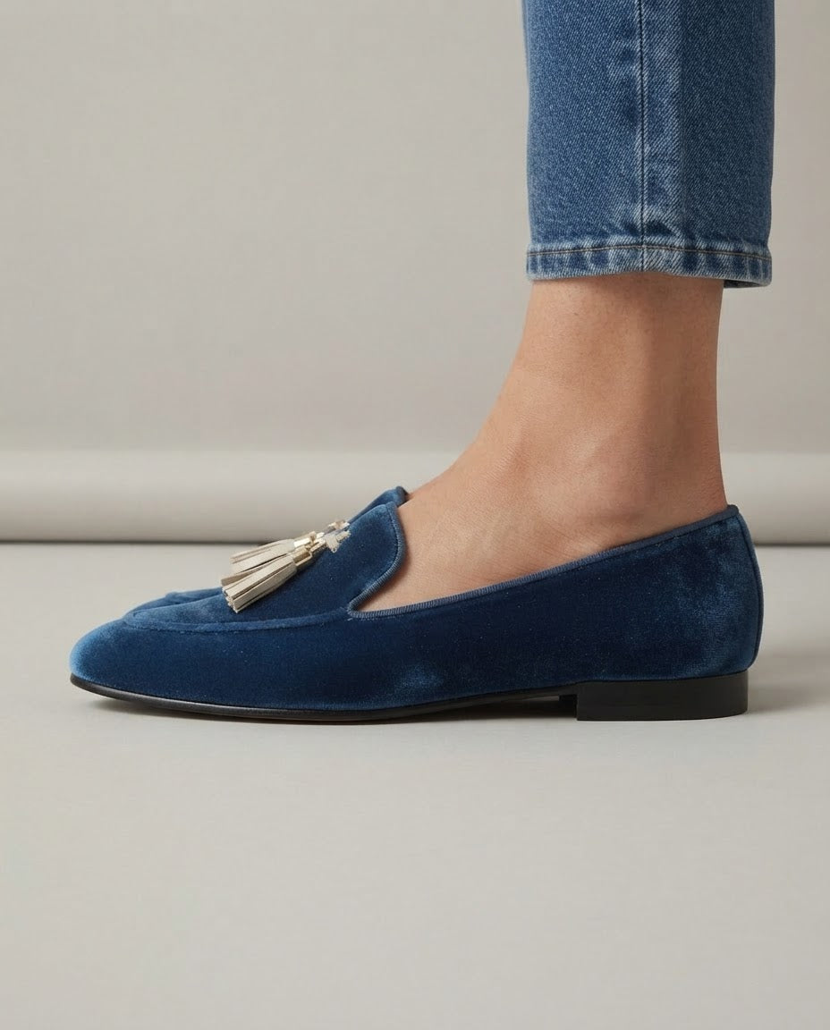 Mocasines de Terciopelo Azul con Borlas Doradas