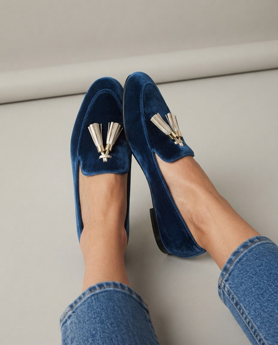 Mocasines de Terciopelo Azul con Borlas Doradas
