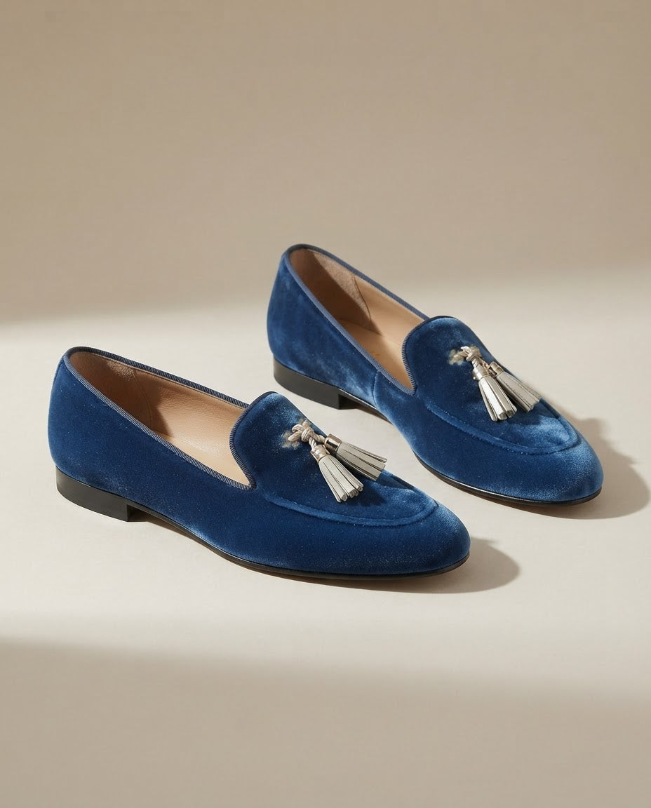 Mocasines de Terciopelo Azul con Borlas Doradas